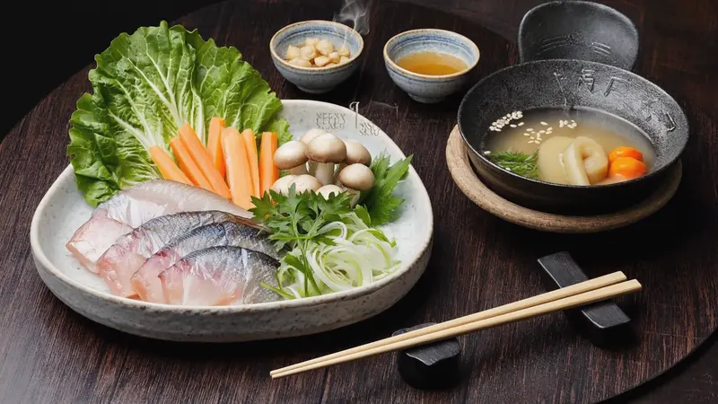 Memahami Dasar-Dasar Shabu Shabu dengan Ikan
Shabu-shabu, yang berasal dari Jepang, secara harfiah berarti “swish-swish” – merujuk pada gerakan mengayunkan irisan tipis bahan dalam panci berkuah mendidih. Esensi hidangan ini terletak pada kesegaran bahan dan kejelasan kuah. Berbeda dengan hot pot yang kuahnya lebih kaya, kuah shabu-shabu ikan cenderung bening dan ringan agar rasa alami ikan tidak tertutup. Untuk pemula, penting diingat bahwa kunci keberhasilannya adalah pengontrolan suhu dan waktu memasak yang tepat.